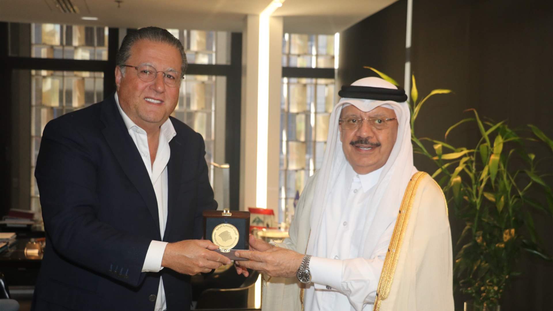شقير يستقبل سفير قطر في زيارة وداعية ويقدم له ميدالية الهيئات الاقتصادية تقديراً لجهوده