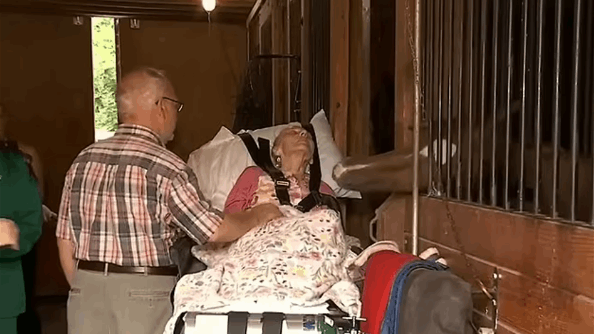 تحقيق أمنية مسنّة على فراش الموت... أرادت رؤية فرسها للمرة الأخيرة وهكذا جرى اللقاء المؤثّر! (فيديو)