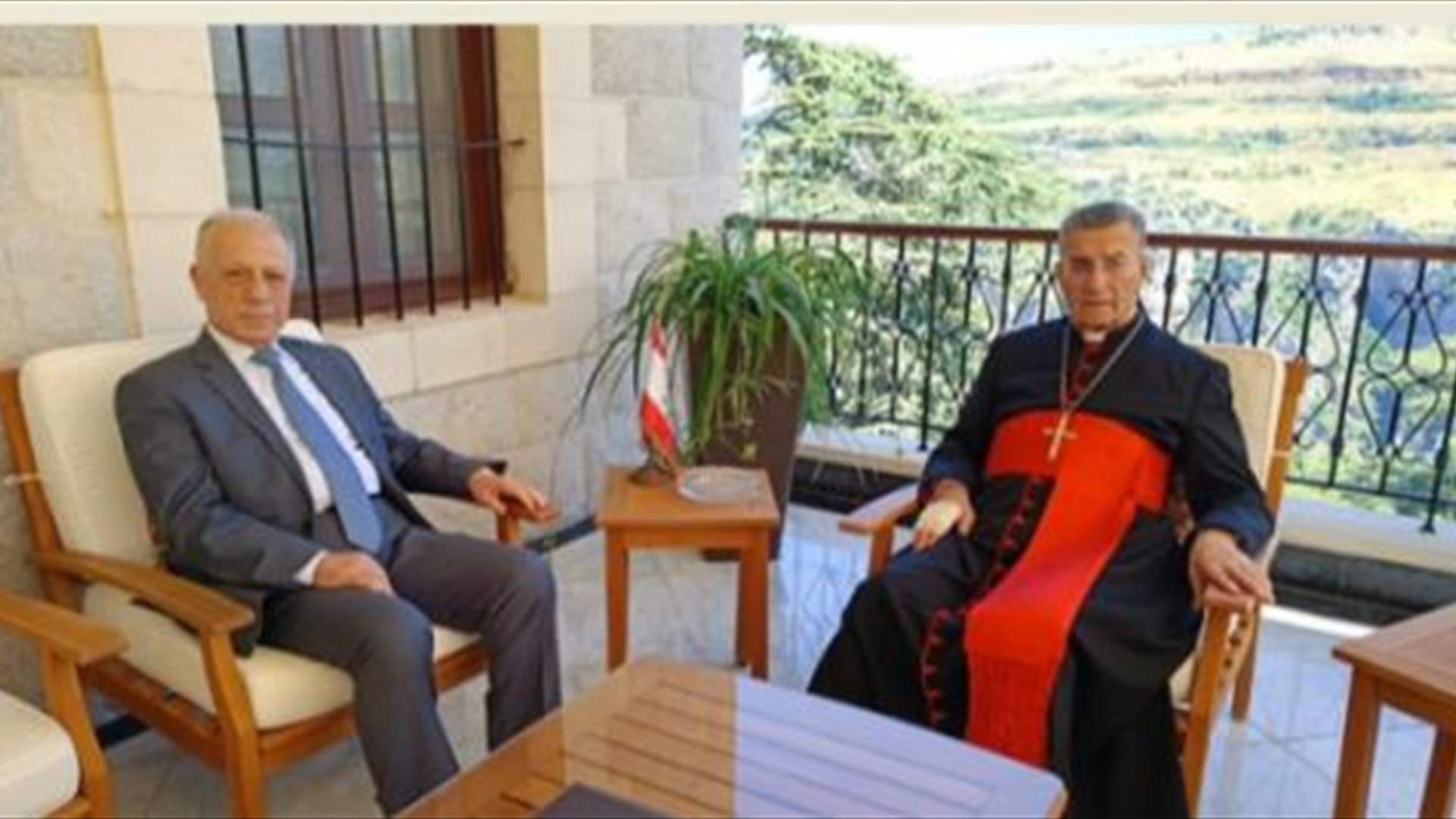وزير الدفاع يزور الديمان