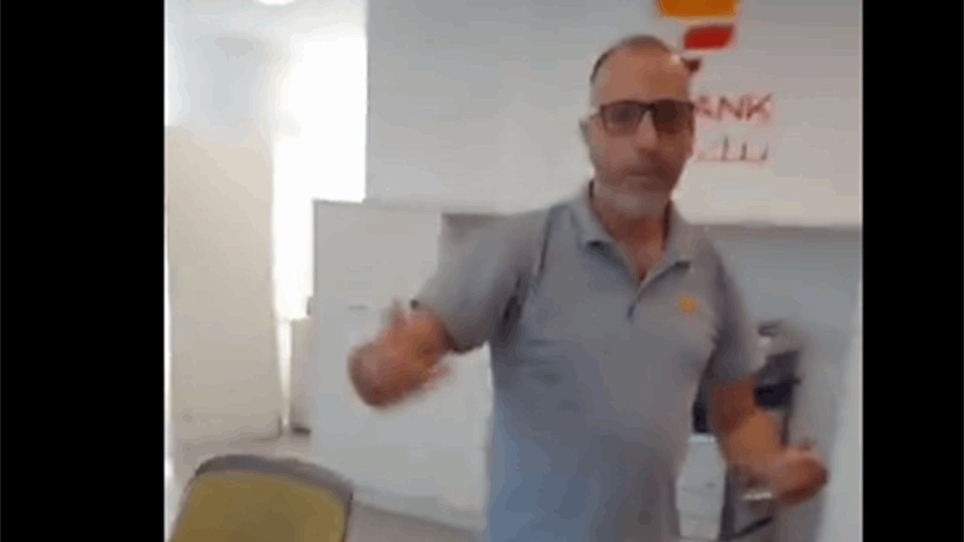 مواطن يقتحم بنك الموارد في أنطلياس (فيديو) 