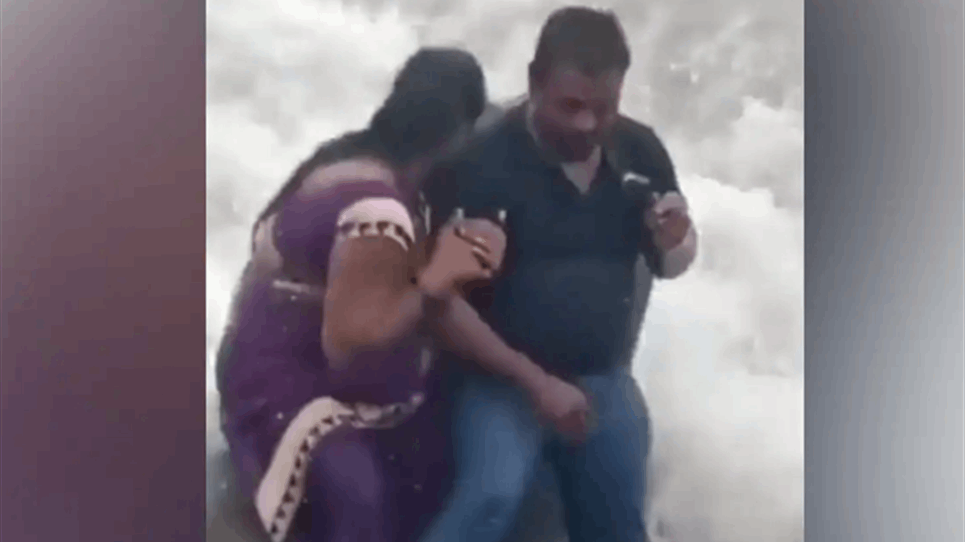 جلست لتلتقط صورة وحلّت الفاجعة...  نهاية مأساوية لأم أمام أولادها! (فيديو)