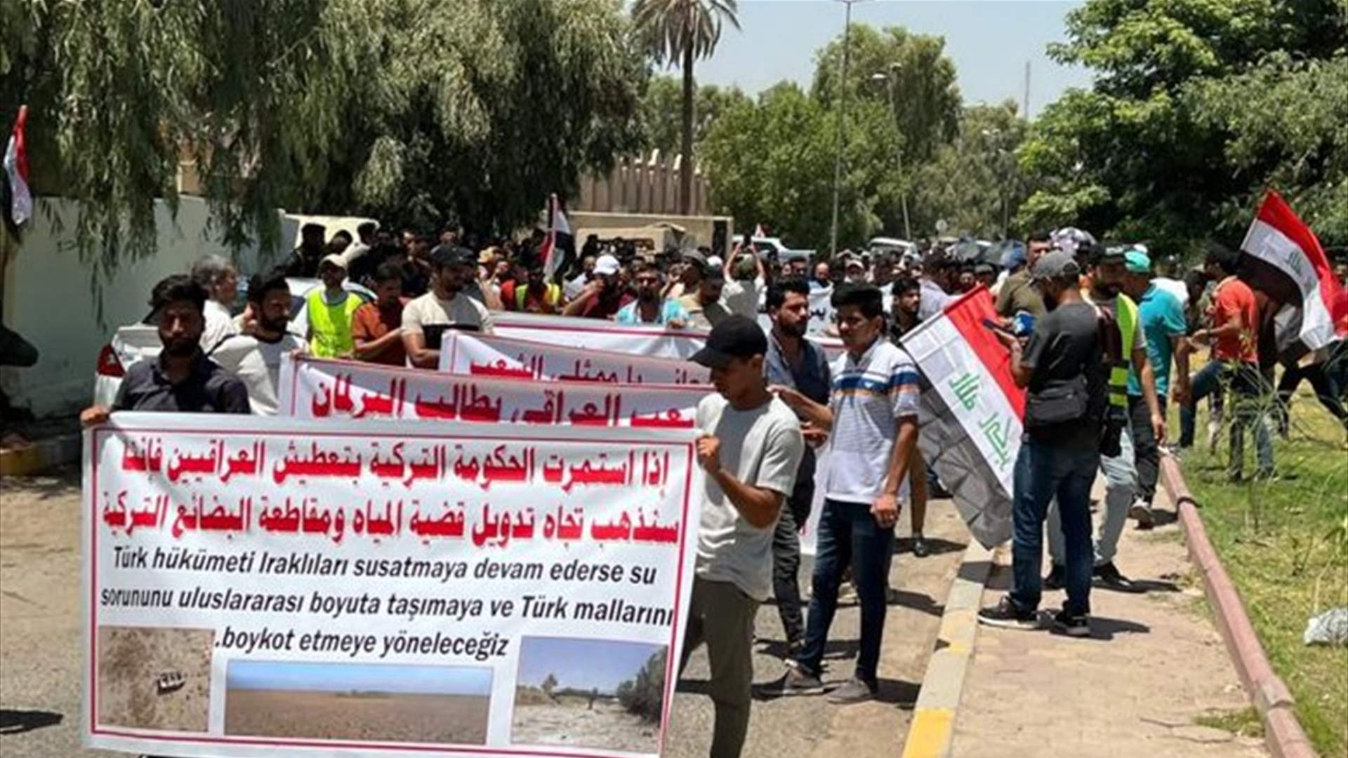 العشرات يتظاهرون في بغداد تنديداً بنقص المياه والكهرباء