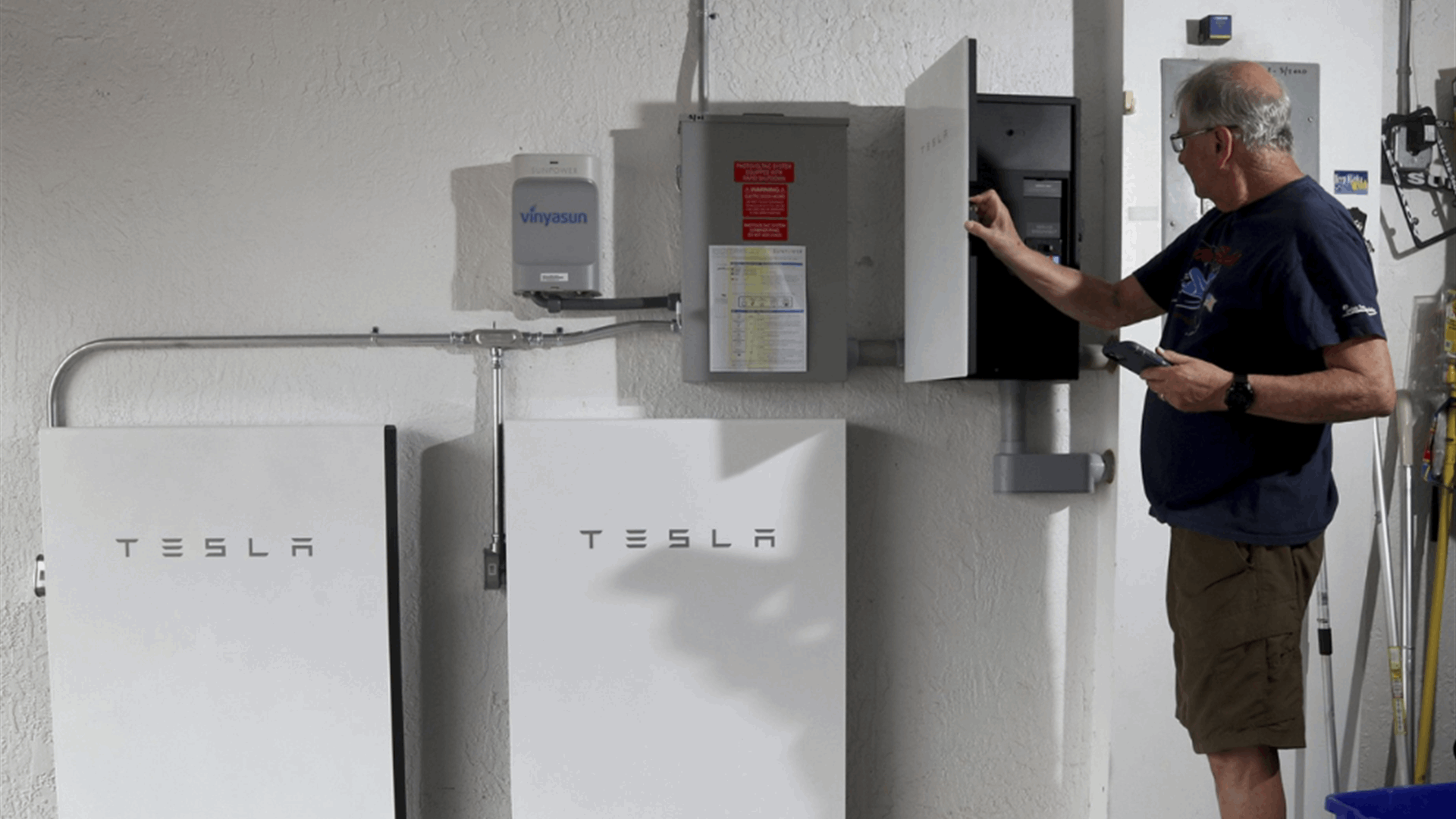 Tesla lets owners recharge with solar