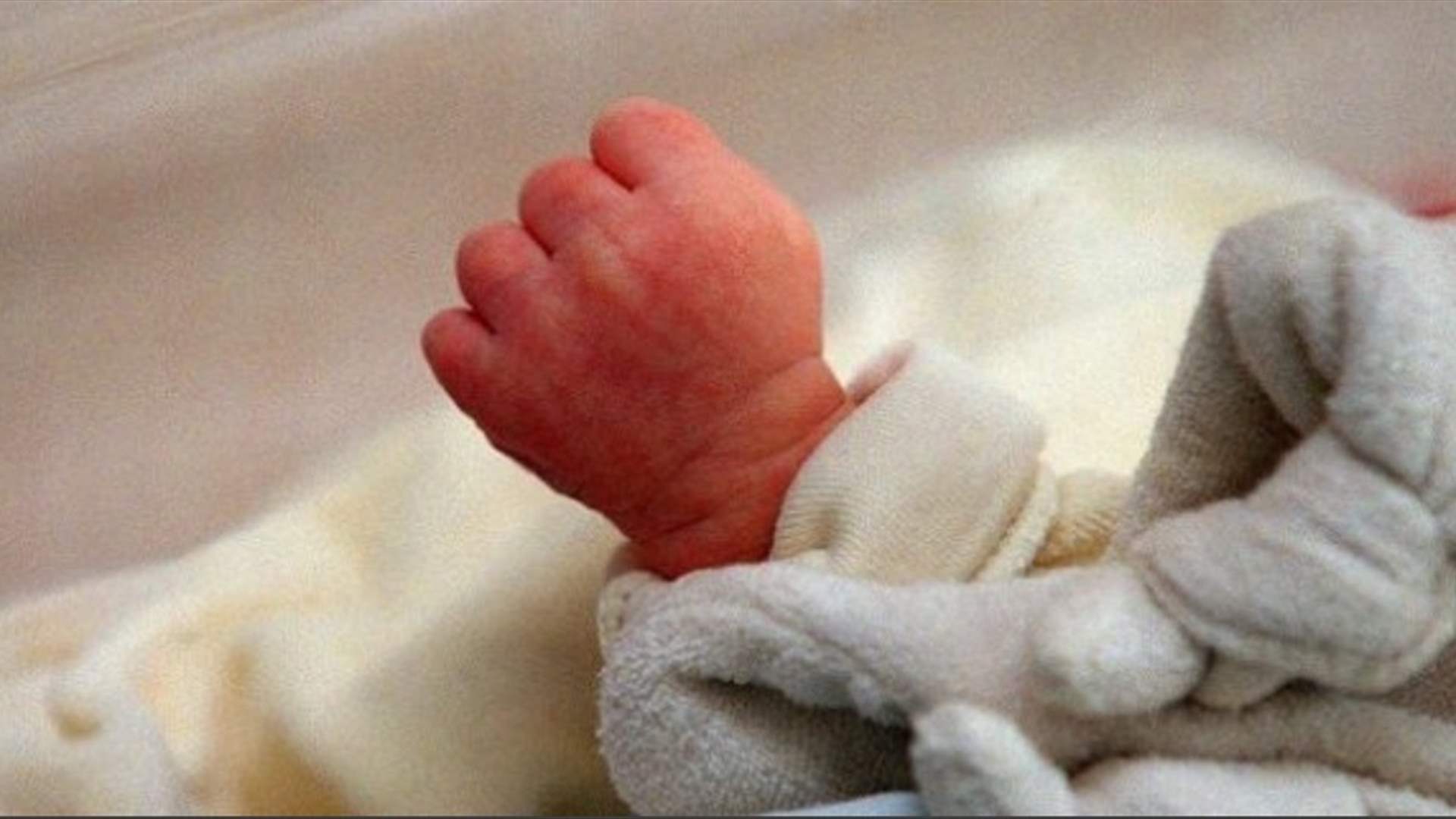 طفلة حديثة الولادة في كيس يجره كلب في طرابلس..