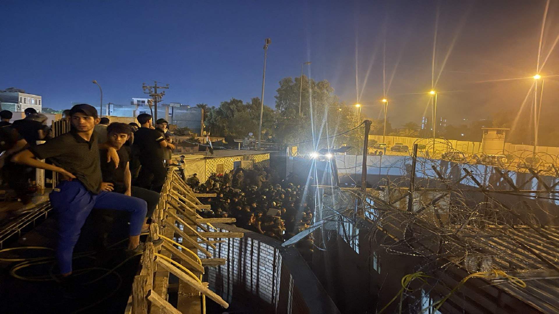 القوات الأمنية العراقية تستخدم خراطيم المياه لتفريق المتظاهرين من أمام السفارة السويدية في بغداد