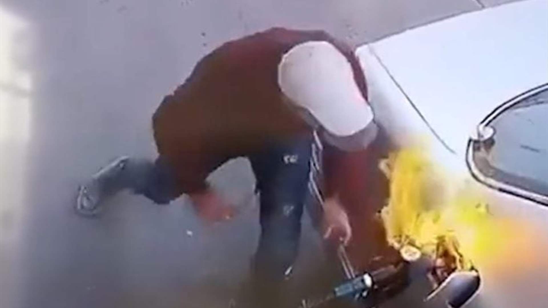اشعل النار ولاذ بالفرار... شاب أردني كاد يتسبب بكارثة مروعة في محطة محروقات (فيديو)