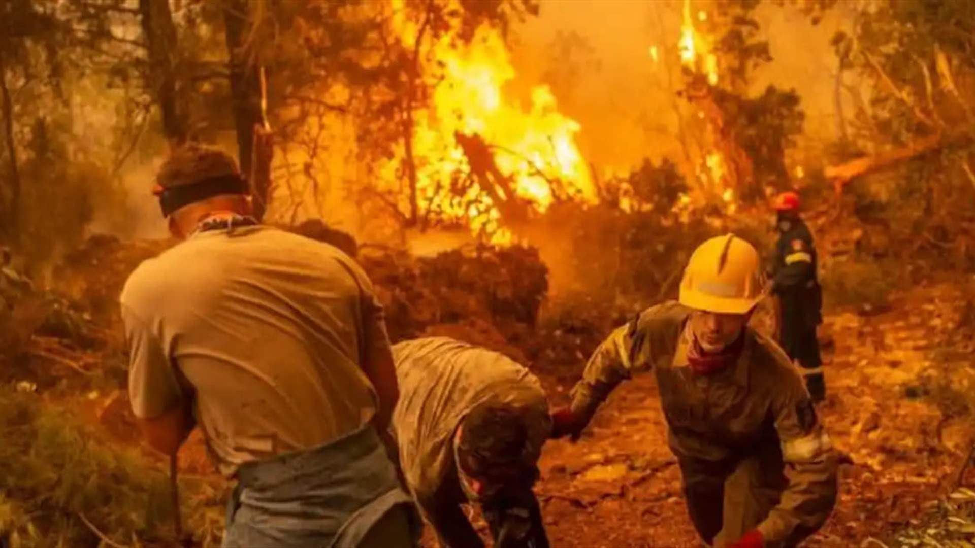 عملية إجلاء من جزيرة رودس بالقوارب مع استعار الحرائق