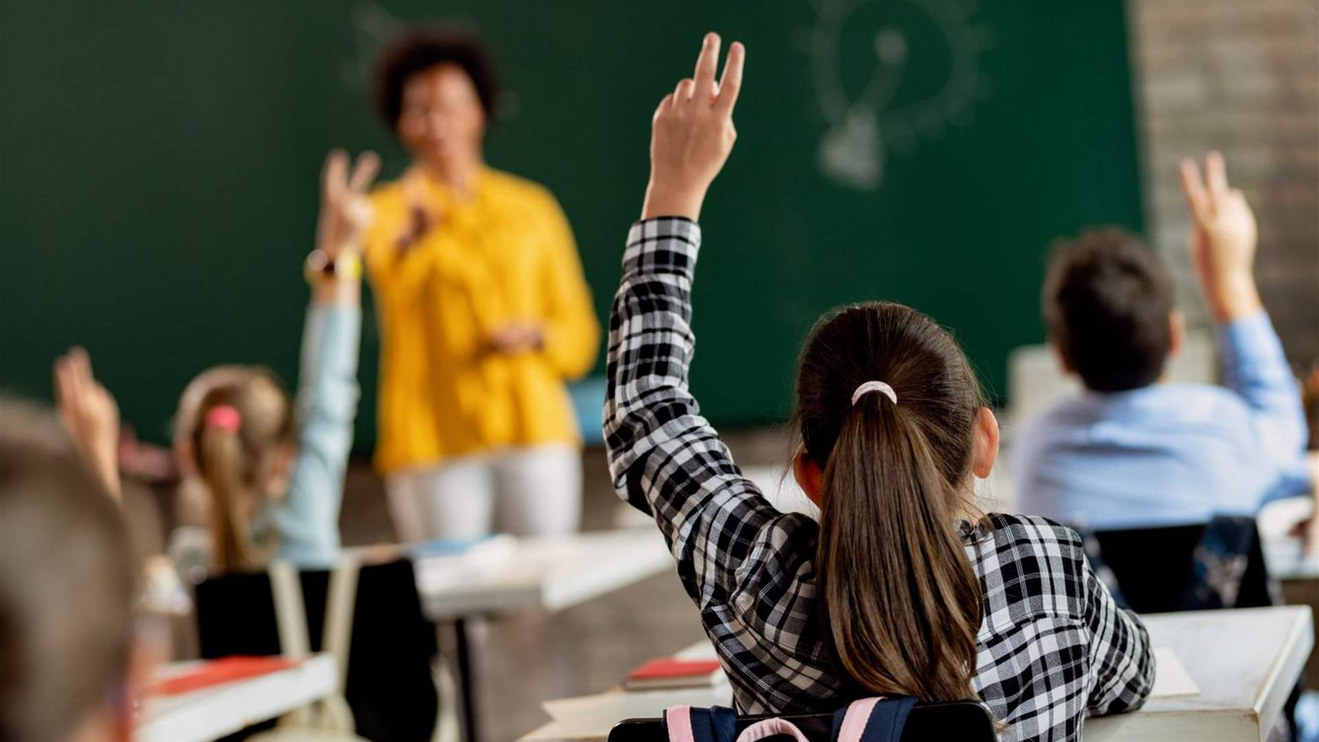 أب يصدم بمواد التربية الجنسية التي تعطى لابنته... حاول سحبها من الفصل وهذا ما حصل!