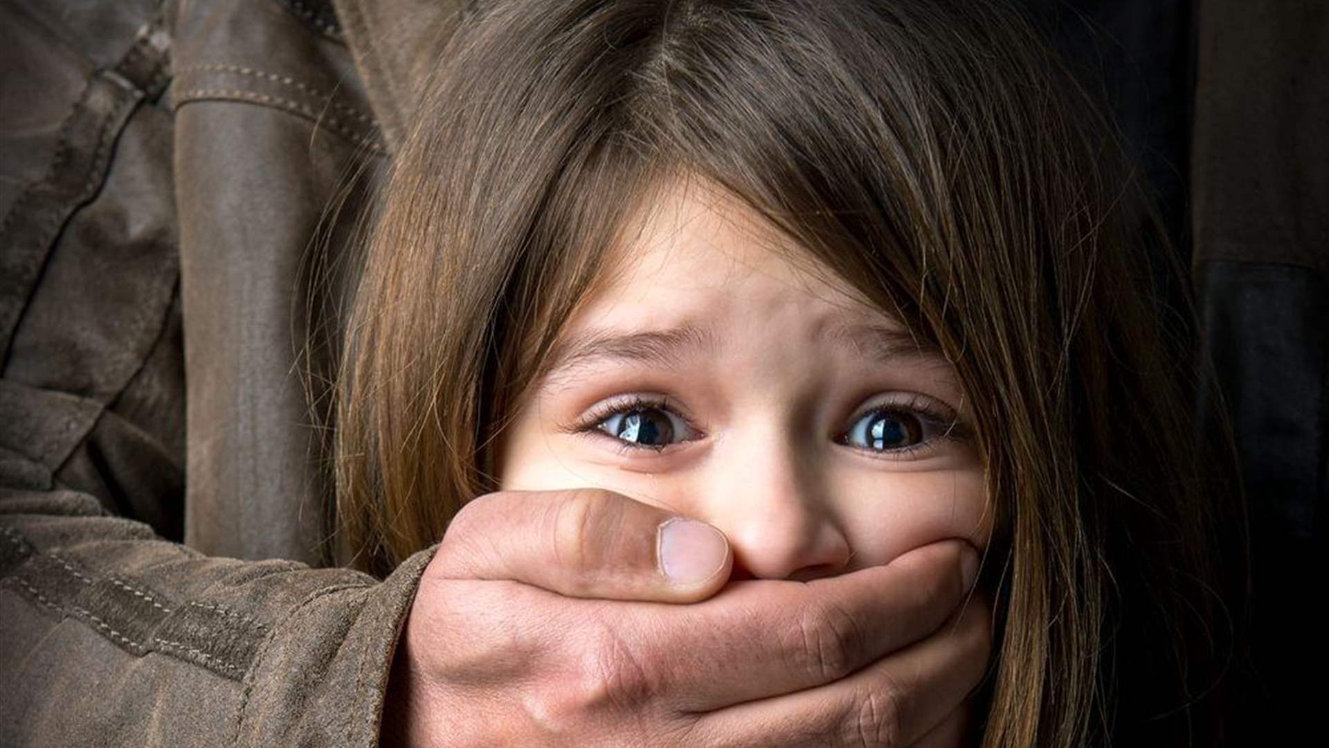بعد تغيّبها عن المدرسة... العثور على طفلة مُكبّلة اليدين وحافية القدمين نتيجة عملية خطف في وضح النهار! 