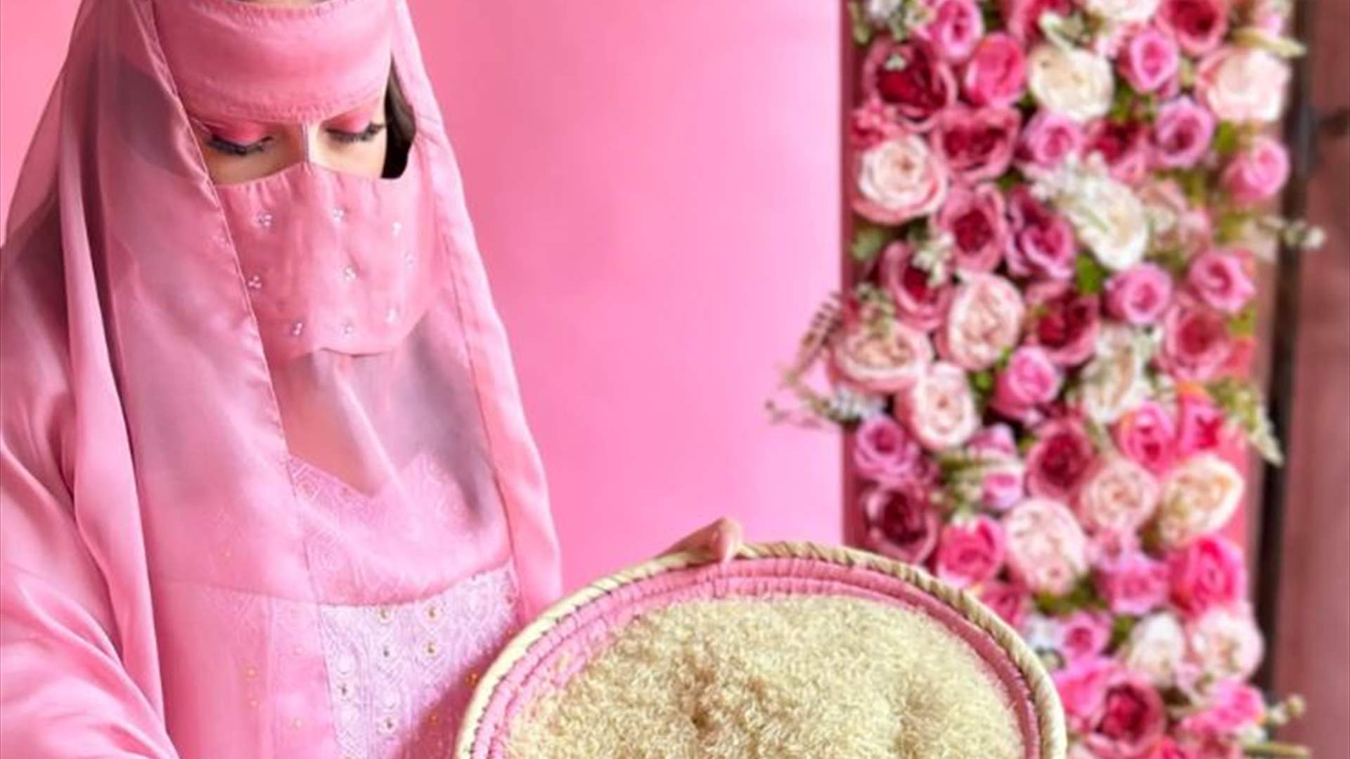 تزامناً مع فيلم "باربي".. "الشيخة باربي" الخليجيّة تحضّر الكبسة باللون الزهري (فيديو) 