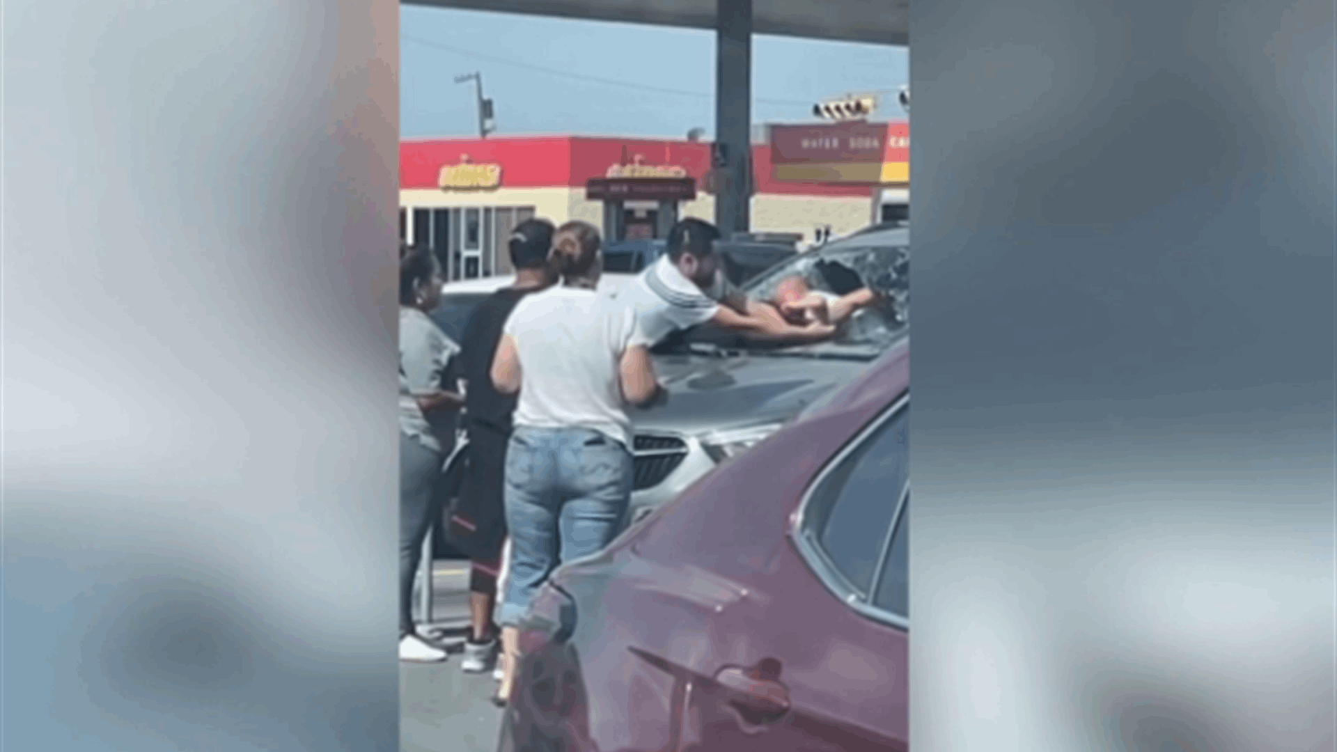 موقف بطولي... أب يحطم زجاج سيارته لإنقاذ طفله العالق بداخلها من الطقس الحارّ! (فيديو)