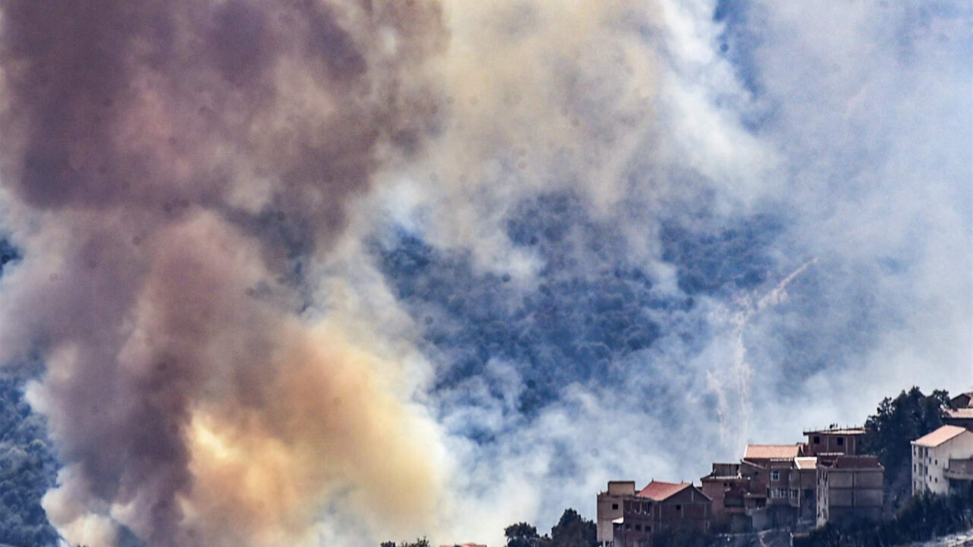 34 قتيلا على الأقل بينهم 10 عسكريين جراء حرائق عنيفة في الجزائر