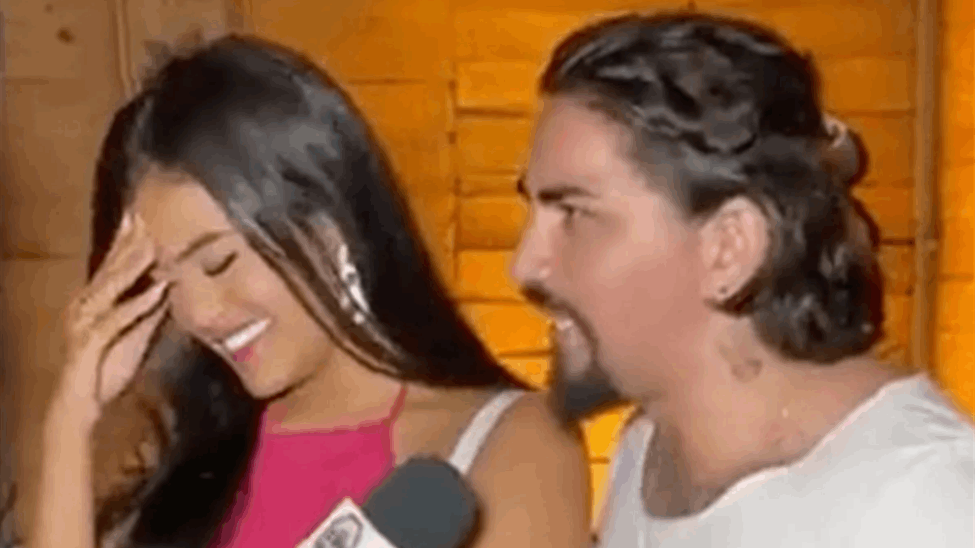 قصة عشق غريبة: سرق هاتفها في الشارع... فوقعا بحبّ بعضهما وهذه قصتهما! (فيديو)