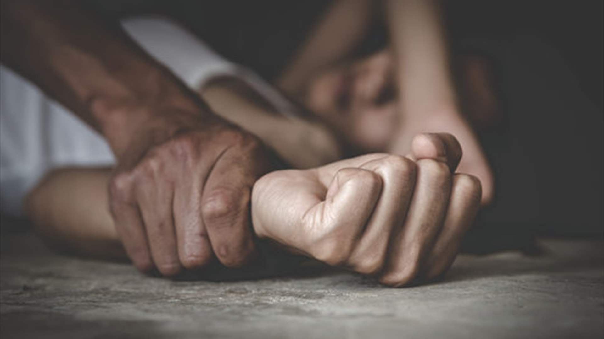 التقيا عبر تطبيق مواعدة... تعدّى عليها جنسياً بمساعدة صديقه ووثّق الجريمة بمقطع فيديو! 