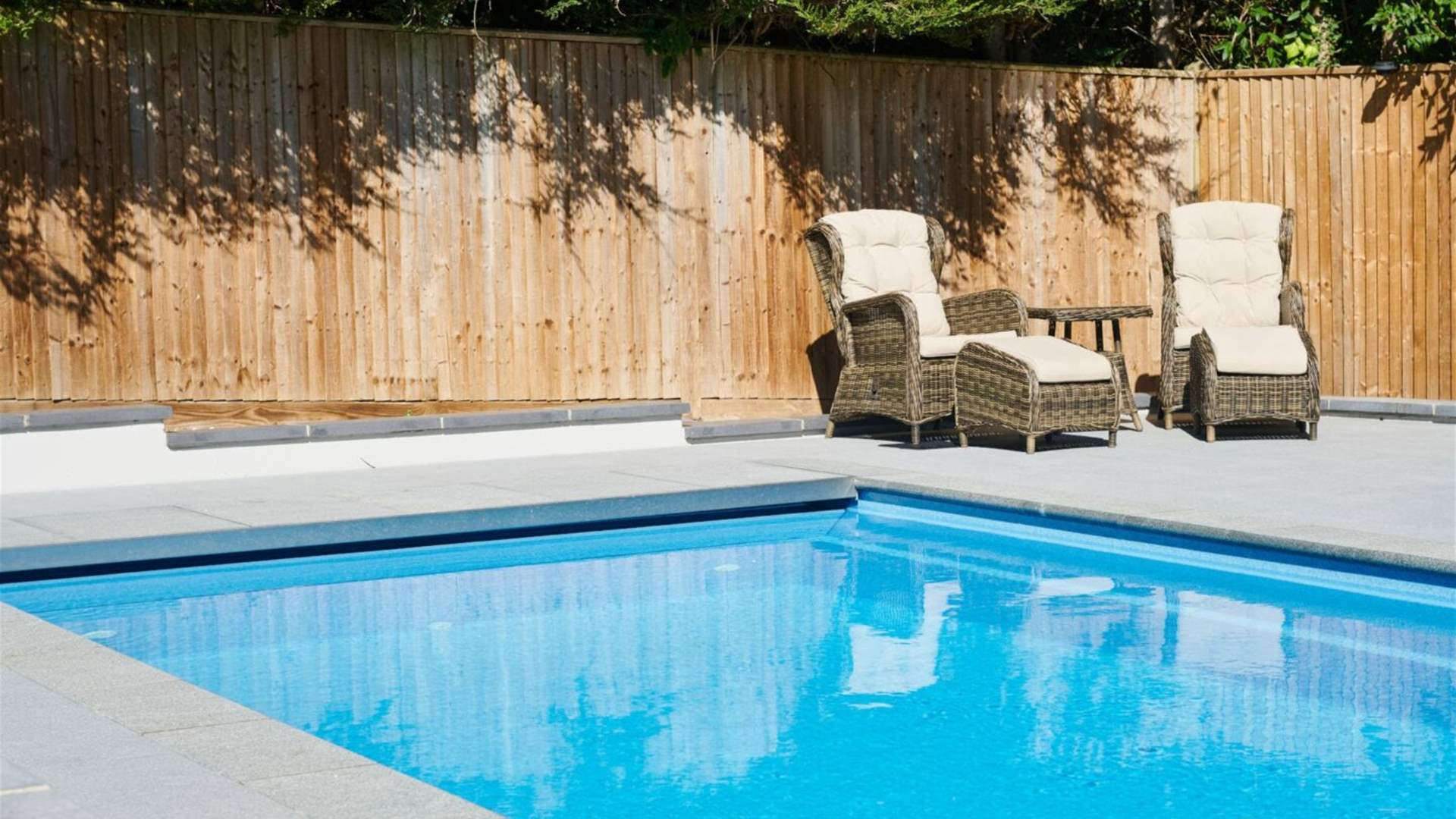 طفلة تتعرض لحادث مروع كاد ان يودي بحياتها داخل مسبح! (فيديو)