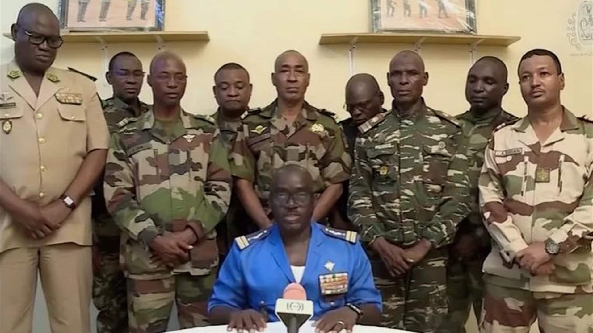 عسكريون يعلنون إطاحة نظام الرئيس النيجري بازوم... ودعوات دولية لـ&quot;الإفراج الفوري&quot; عن الرئيس 