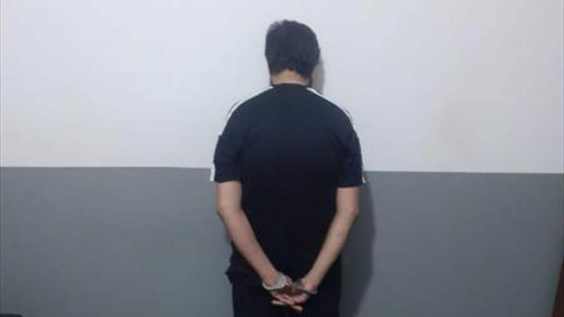 سرق حقيبة أحد الأشخاص من أحد المنتجعات وفرّ هاربًا...