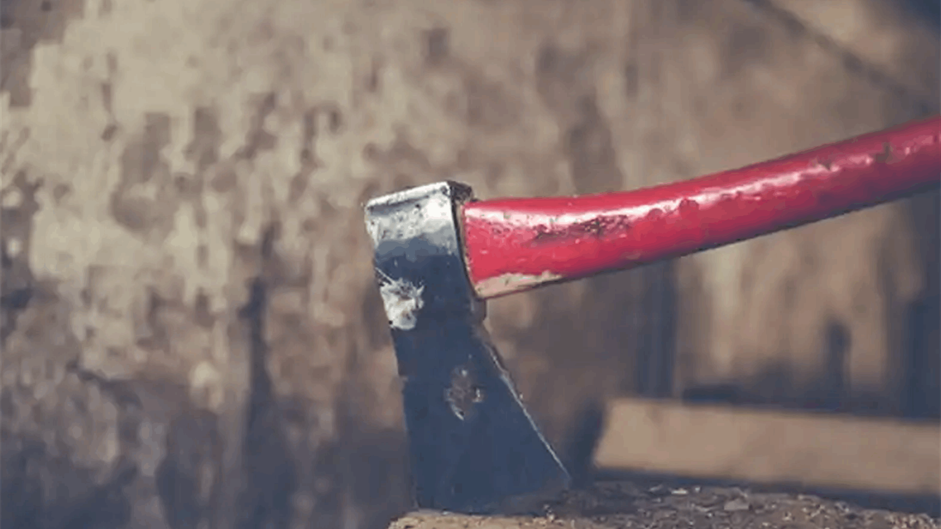 جريمة مرعبة بطلتها سيدة... ربطت زوجها بسرير طفل وقتلته ثمّ قطّعته بفأس إلى أجزاء! 