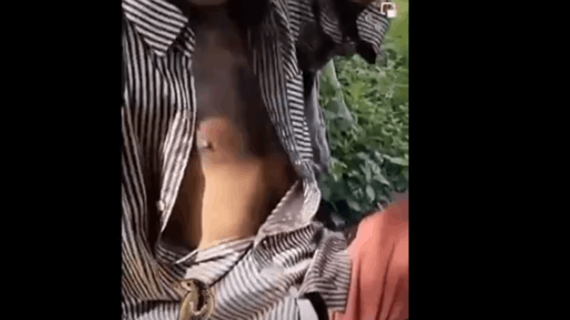 "متسلل" مرعب زحف داخل قميصه خلال نومه... حية كوبرا بطول 7 أقدام ترعب أحد المزارعين في الهند! (فيديو)