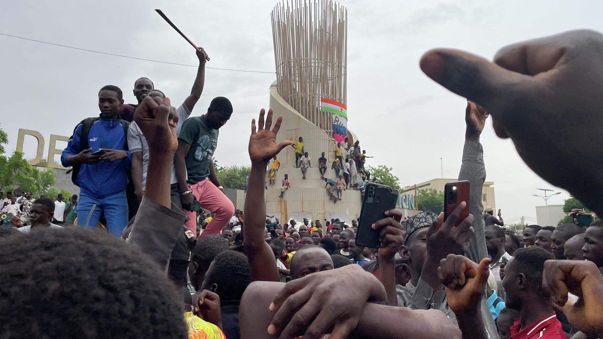France begins evacuating its nationals and Europeans from Niger