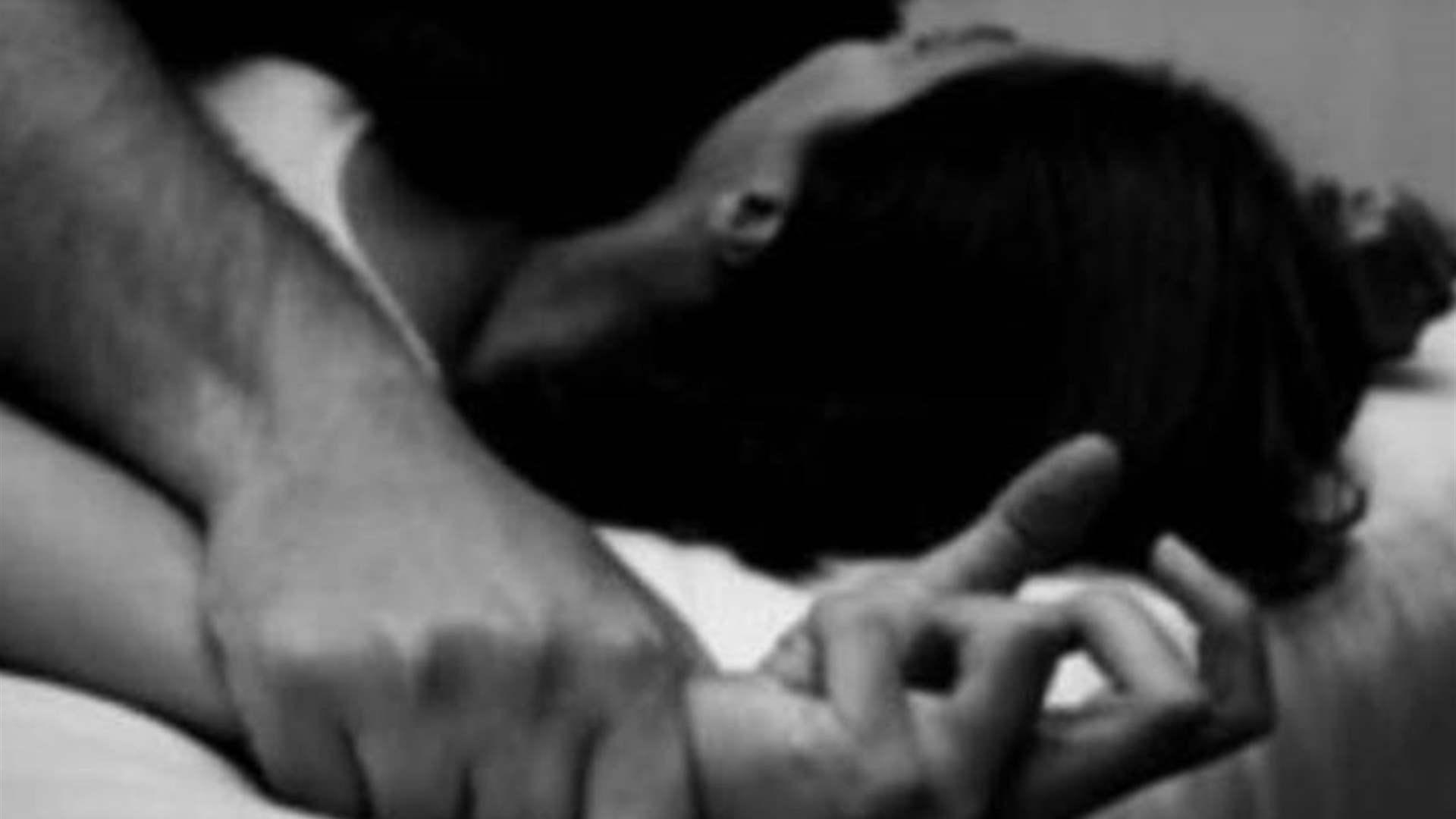 التقطها وهو ثمل ثم عانقها محاولاً تقبيلها... جندي يعتدي على زميلته المراهقة في المعسكر: شعرت بالضعف والخوف ولكن!