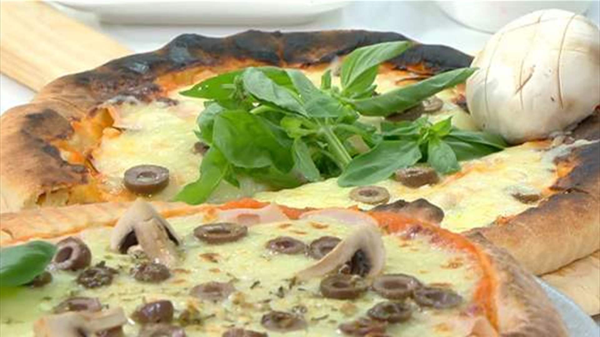 وصفتان لذيذتان لعشاق المطبخ الإيطالي... إليكم طريقة تحضير&quot;البيتزا&quot; و&quot;سلطة الباستا&quot; (فيديو)