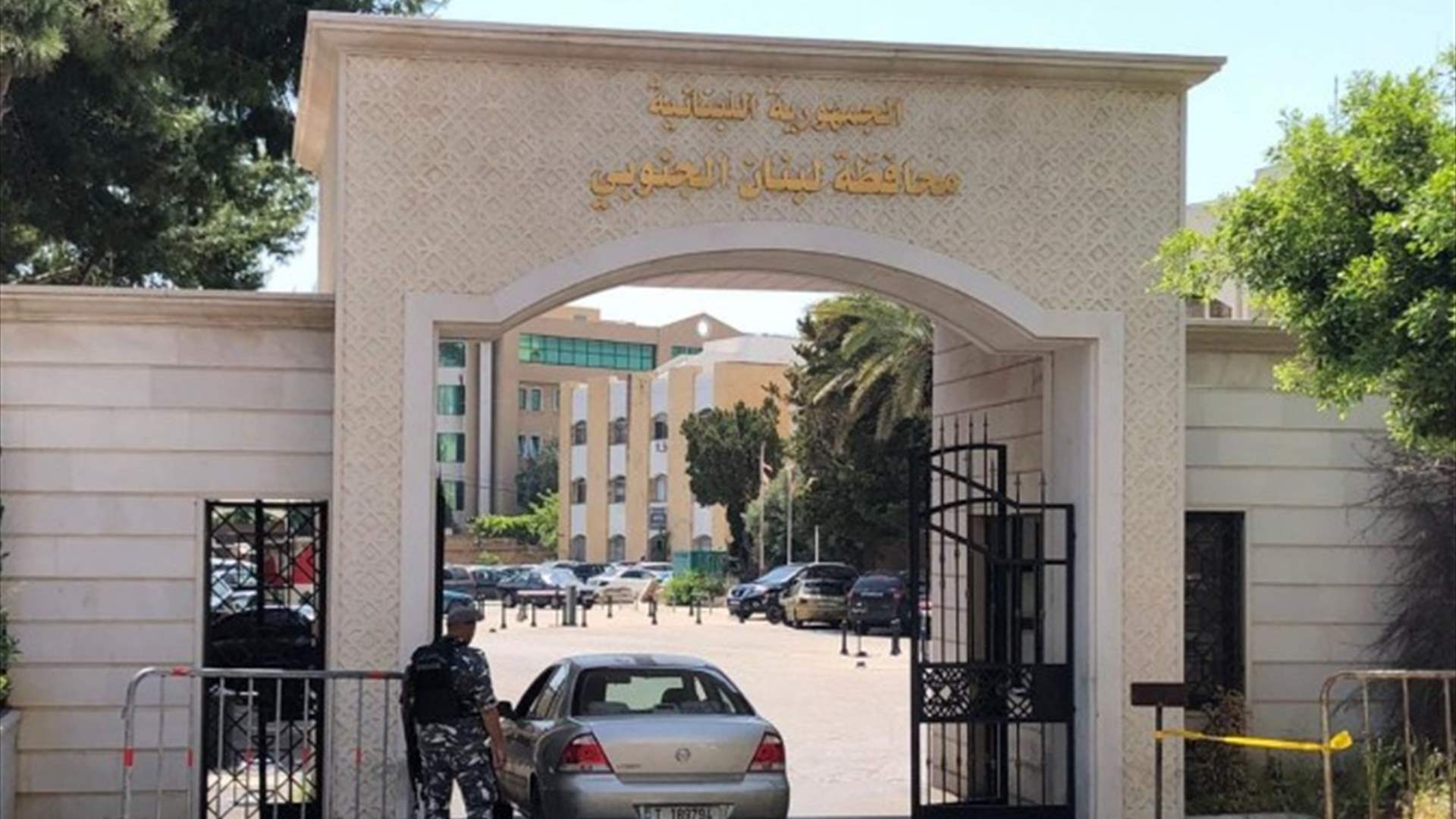 بسبب تجدد الإشتباكات في عين الحلوة... محافظ الجنوب مدد وقف العمل في سرايا صيدا غدًا