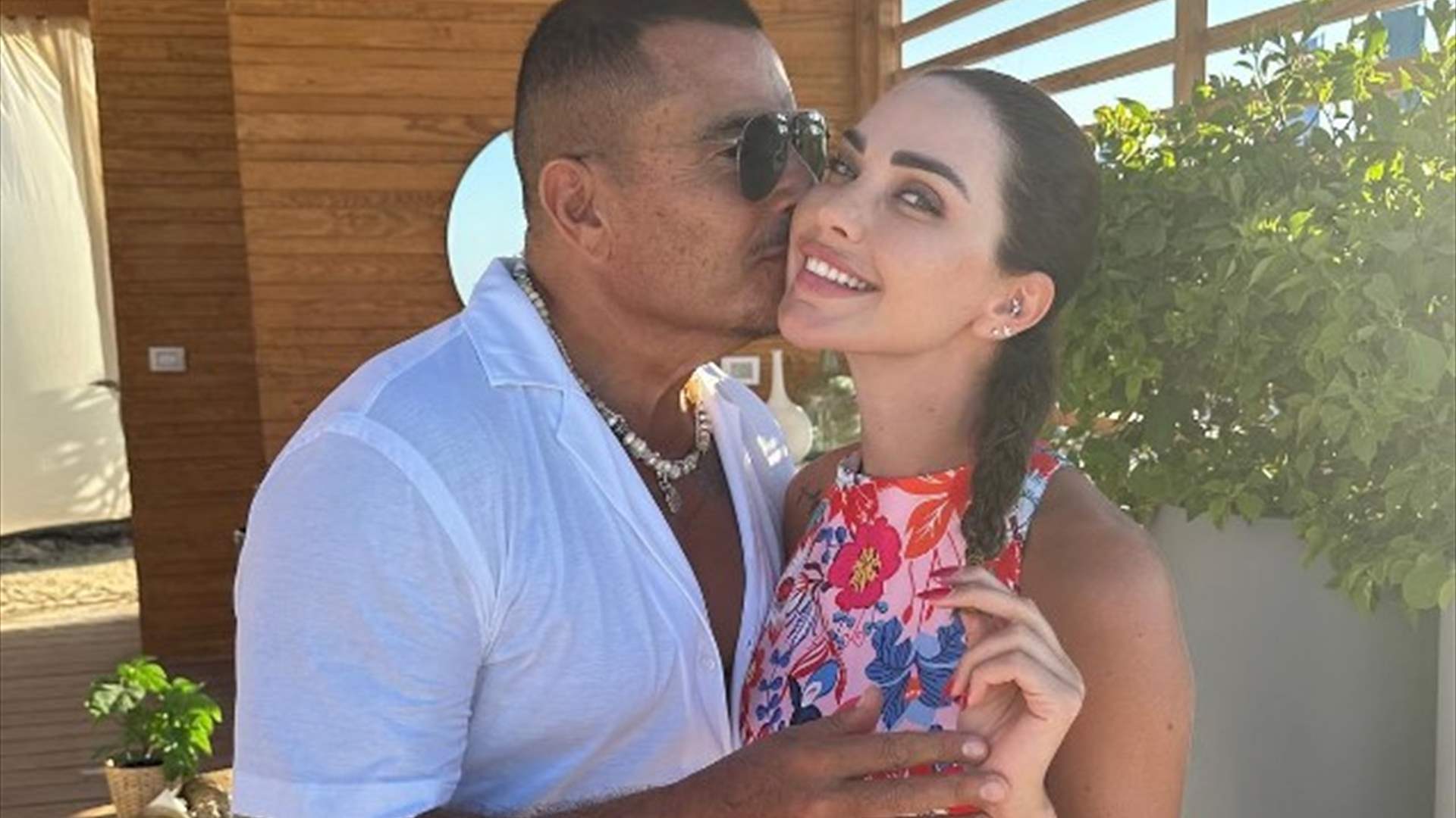 "الحبيب طار" و"دي خيانة يا عمرو".. تعليقات طريفة على قبلة عمرو دياب لداليدا خليل