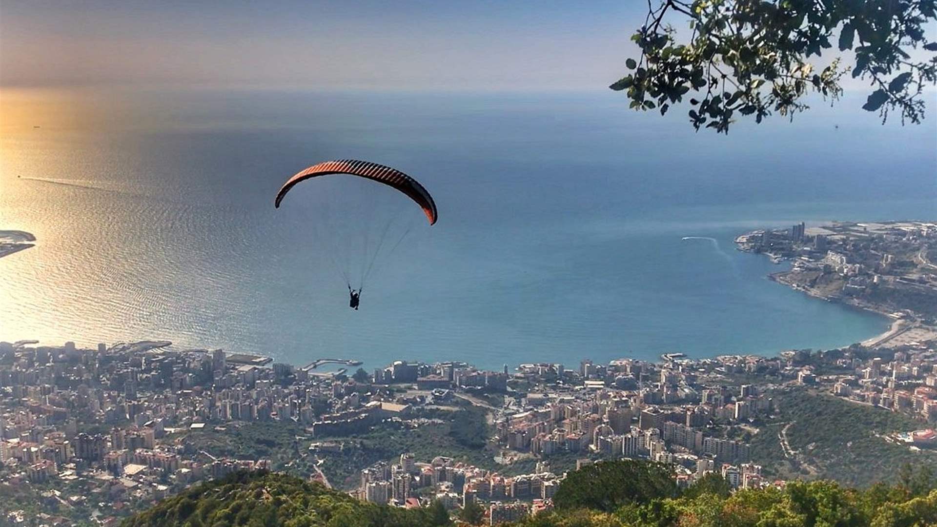 ما حقيقة سقوط شاب من الـparapente في جونية؟ (فيديو)