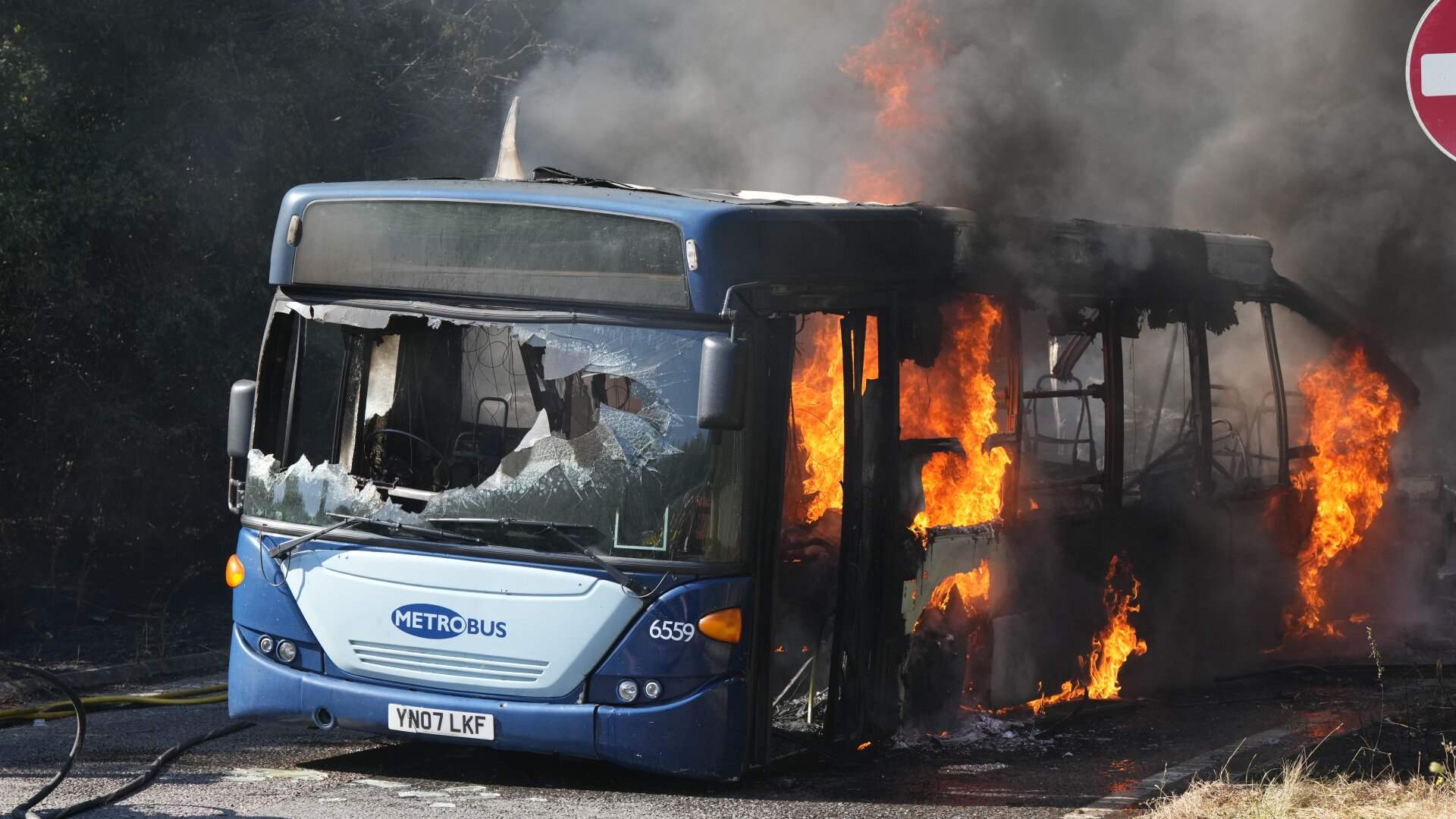 مشاهد مرعبة... لحظة اشتعال النيران في حافلة سياحية تقل 53 راكبًا في هذا البلد! (فيديو)