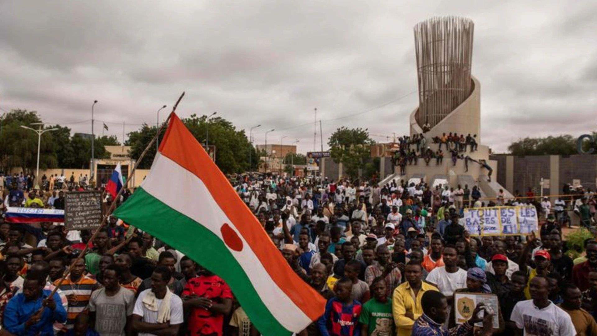 United States "freezes" some aid programs for Niger government 
