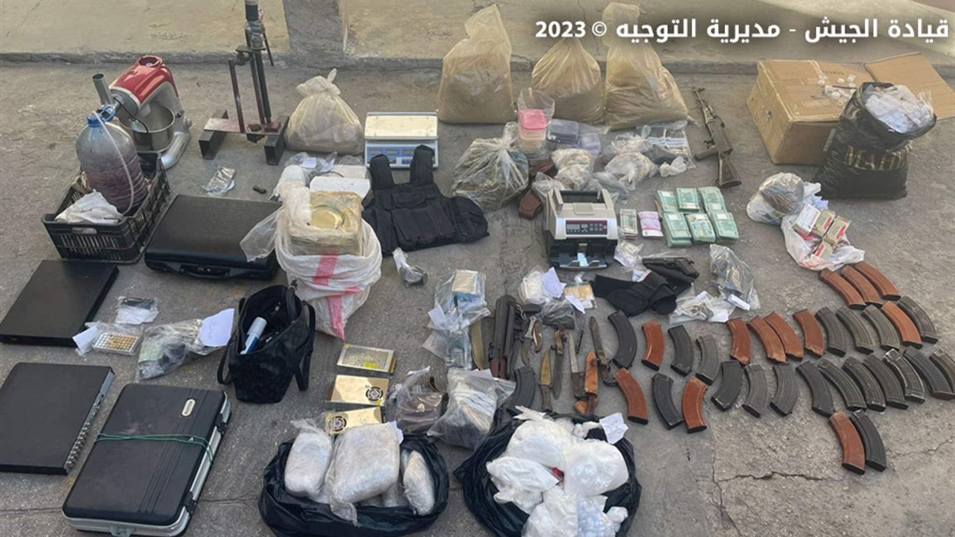دهم منازل مطلوبين وتوقيفهم لإقدامهم على الإتجار بالمخدرات في منطقة المرح - الهرمل