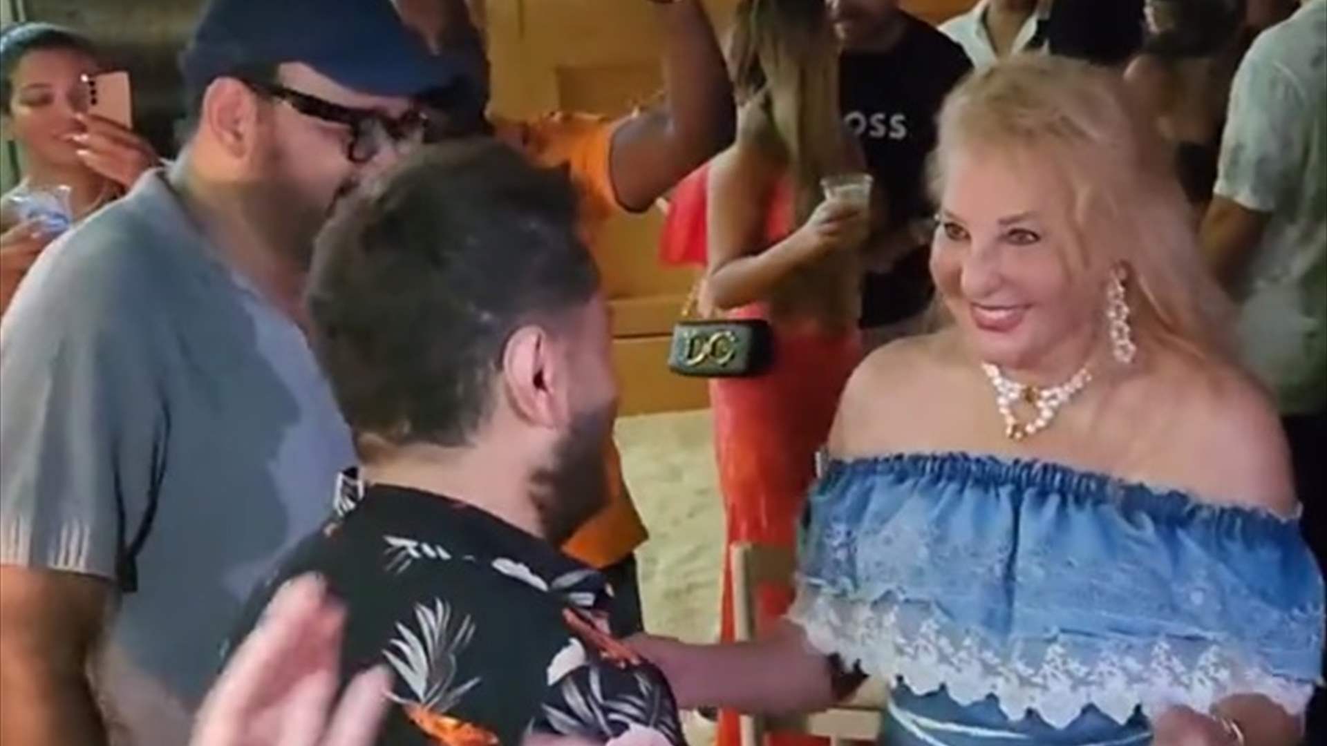 نادية الجندي تستمتع بوقتها مع تامر حسني وتتمايل على أنغام "يا بنت الإيه" (فيديو)