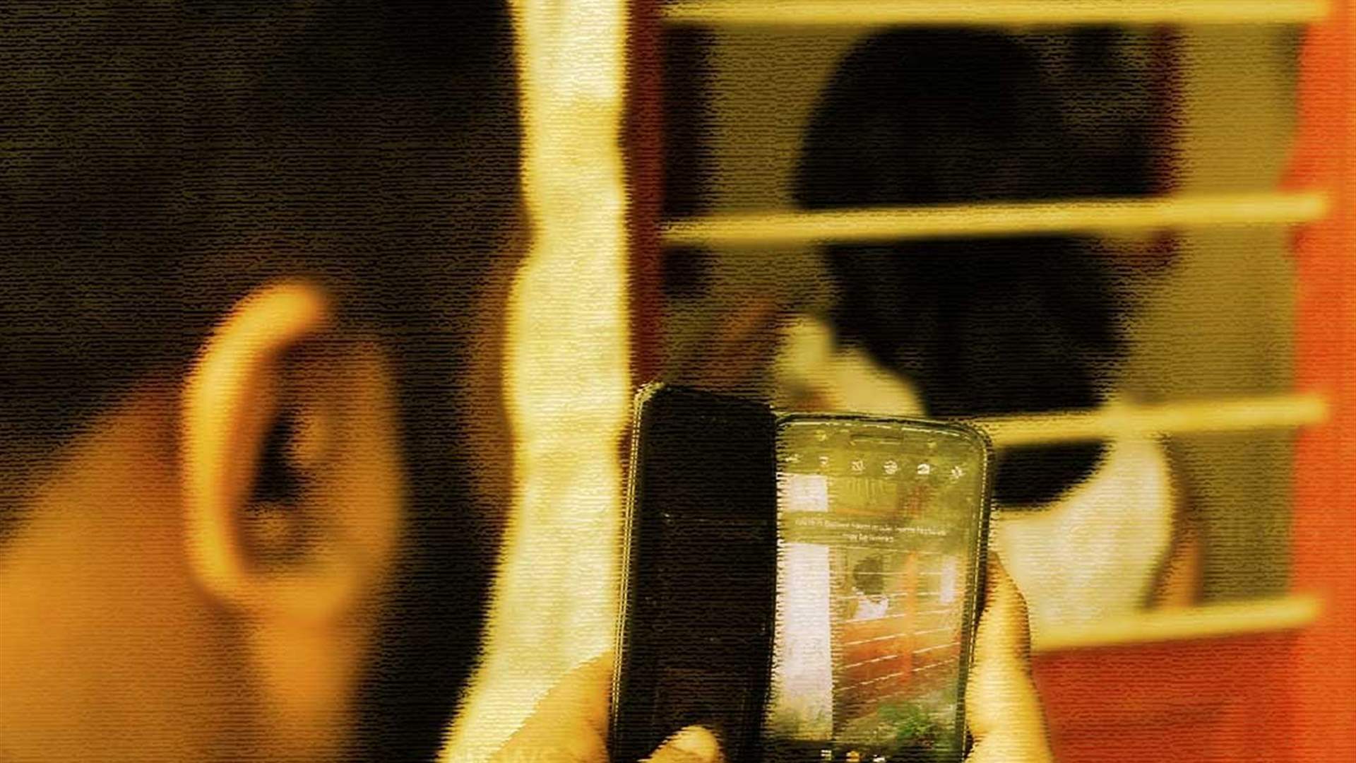 وضع هاتفه في حمام فتاة لتصويرها أثناء الاستحمام... فعثر شقيقها على الجهاز وهذا كان مصيره!  