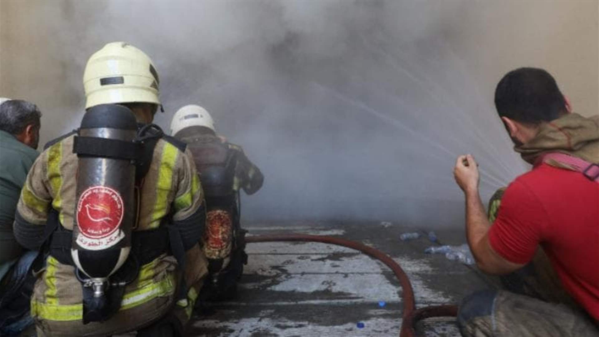 فيديو من داخل مستودع قماش على طريق المطار يحترق: فوج الاطفاء والدفاع المدني مستمران بإخماد الحريق