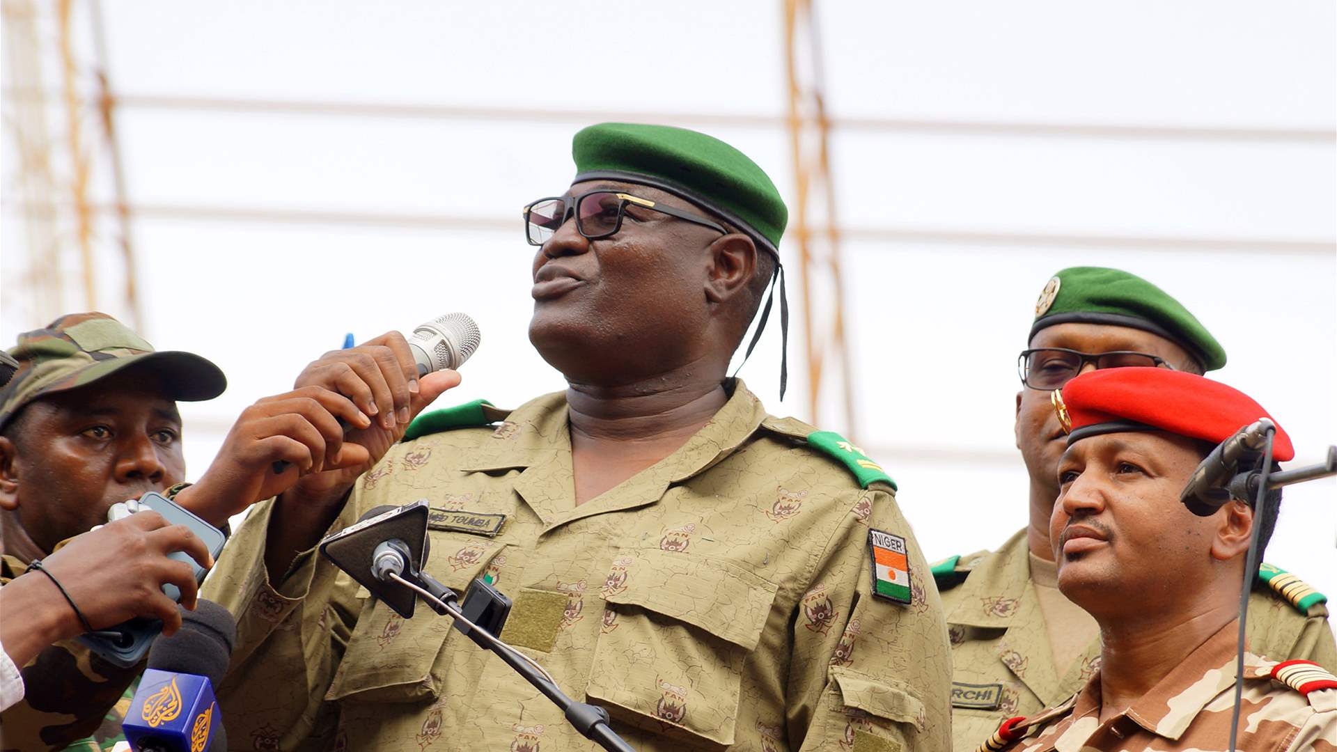 Niger closes its airspace "against the threat of interference"