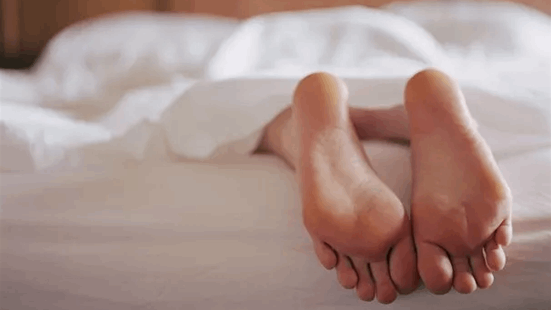 القبض على رجل بتهمة غريبة... يدخل خلسة إلى المنازل ثم يفرك قدميّ النساء أثناء نومهنّ! 