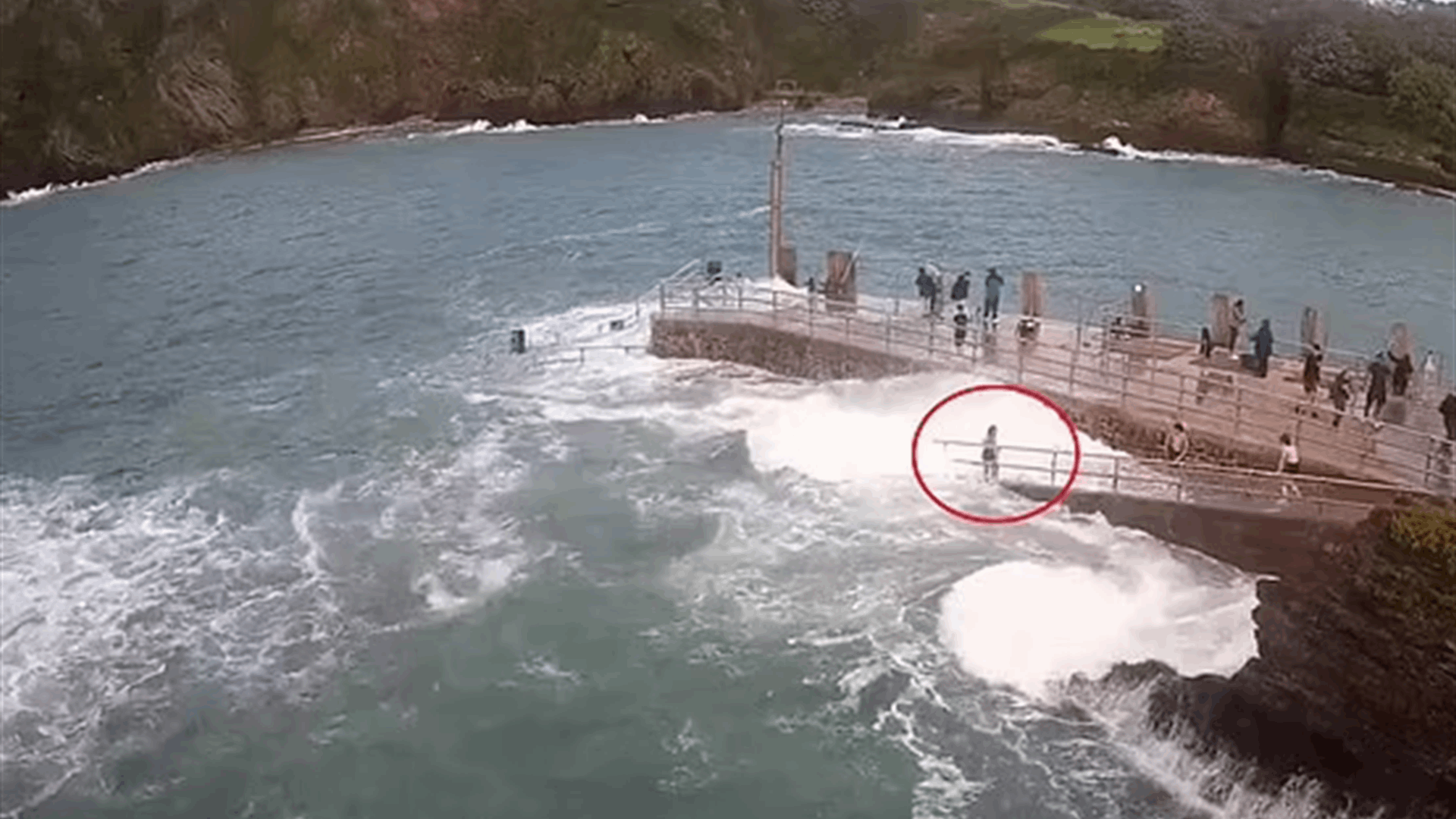 في مشهد مرعب: موجة هائلة تجرف طفلة كانت تلعب على رصيف الميناء... هل نجت؟ (فيديو) 