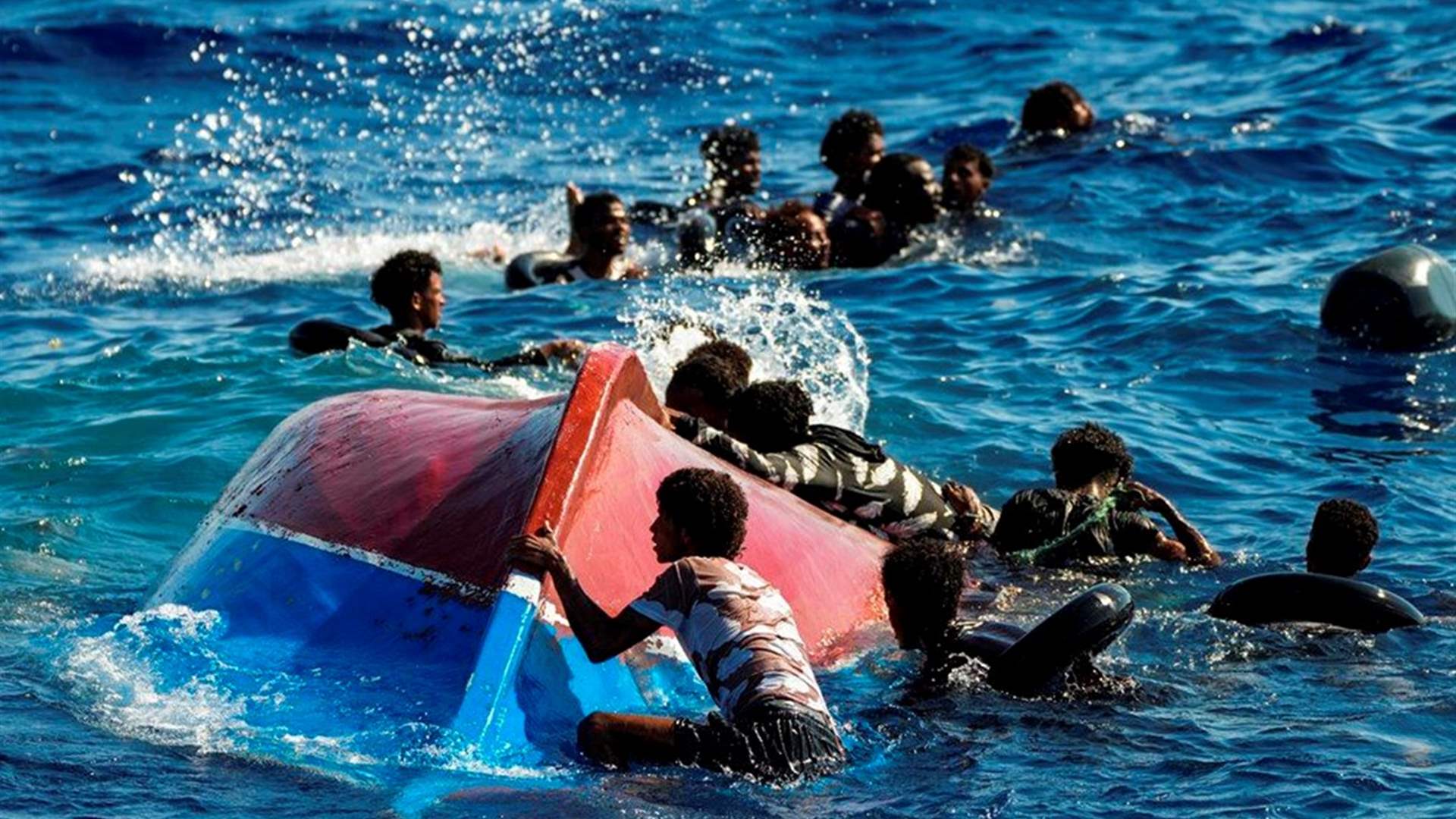 أكثر من 40 مهاجرا في عداد المفقودين بعد غرق مركب في المتوسط 