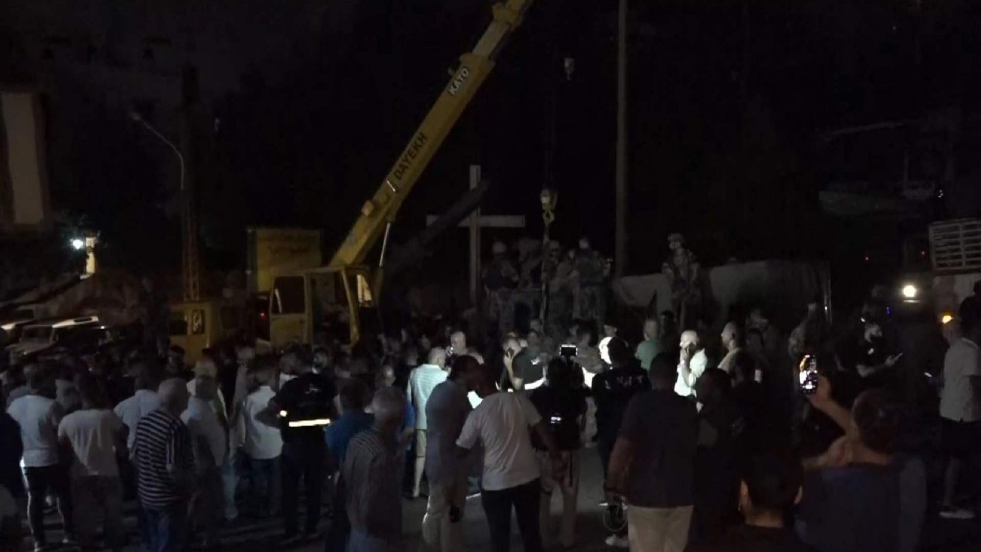 توتر في الكحالة اثر انقلاب شاحنة... ماذا يحصل؟