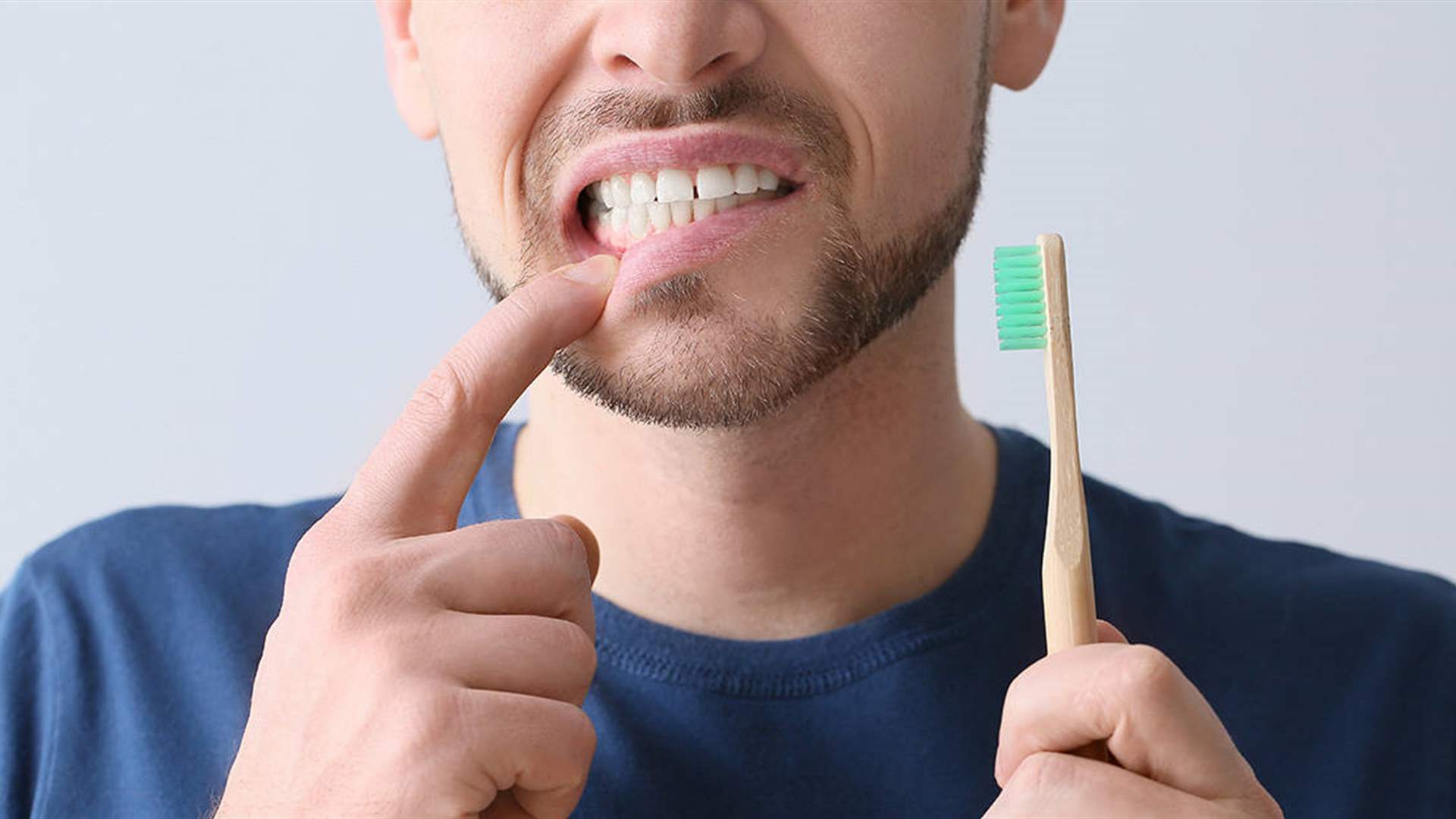 كيف تتجنب اصفرار الأسنان أثناء تنظيفها؟ 
