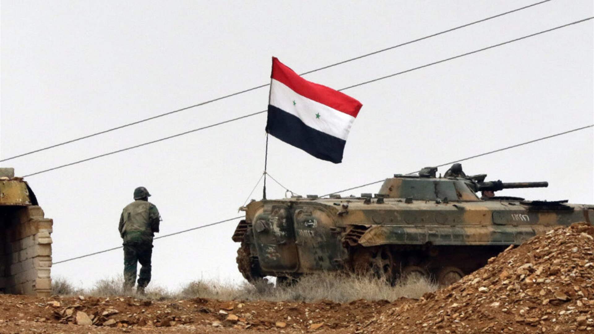 مقتل 23 جنديًا في هجوم لتنظيم الدولة الإسلامية على حافلة عسكرية في شرق سوريا