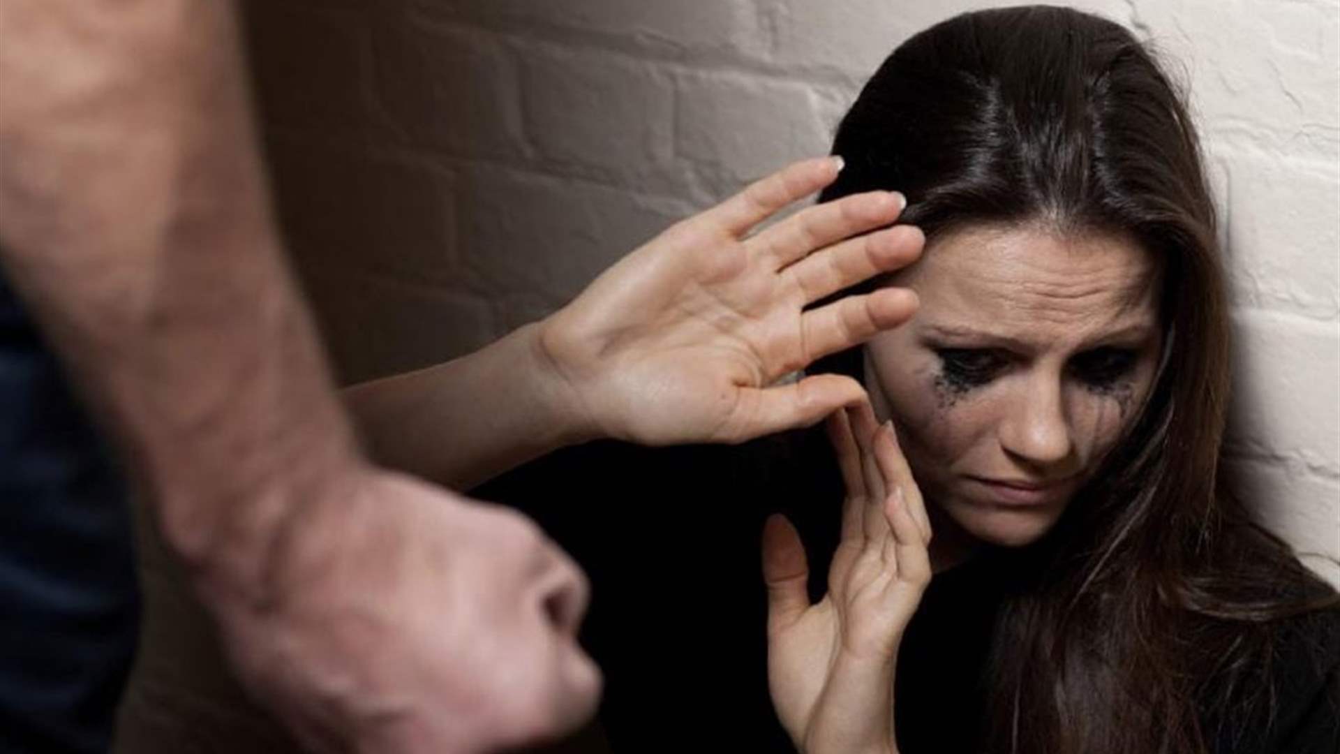 منعها من وضع الماكياج وجرح وجهها بالزجاج... الحكم بالسجن لمدّة 8 سنوات بحق شاب بعد سلسلة اعتداءات على حبيبته 