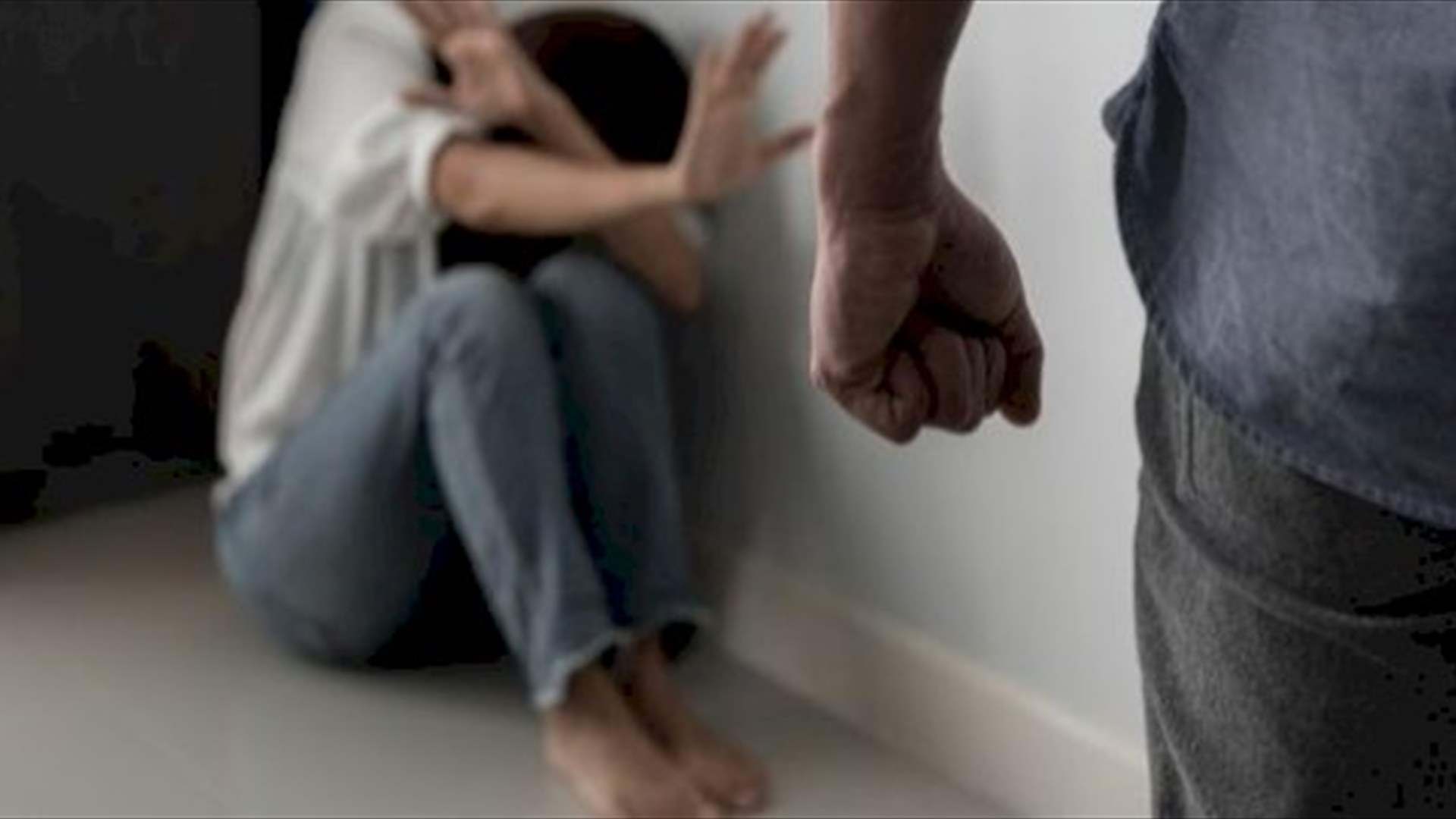 ربطت بسلسلة على رقبتها مقفلة بمغلاق حديدي... مراهقة تونسية تتعرض للتعنيف والاعتداء الجنسي على يد والدتها وصديقها