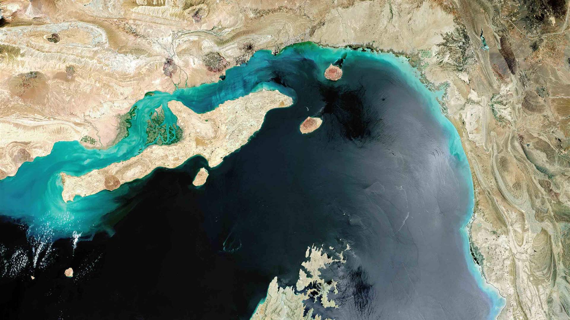 Western warnings for ships to approach Iranian waters in the Strait of Hormuz