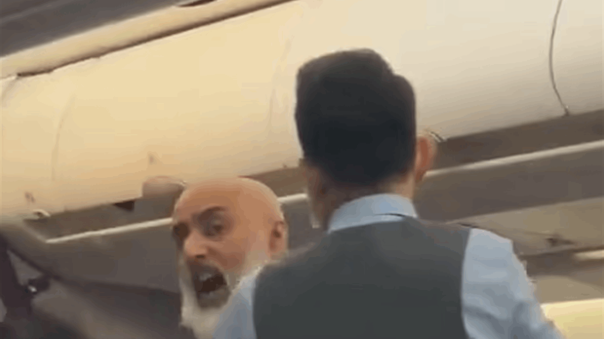 "فك سحاب حقيبته ووجه تهديدات مستترة"... طائرة تُجبر على الهبوط في سيدني بسبب رجل أرعب الركاب: "هل أنتم عبيد الله؟" (فيديو)