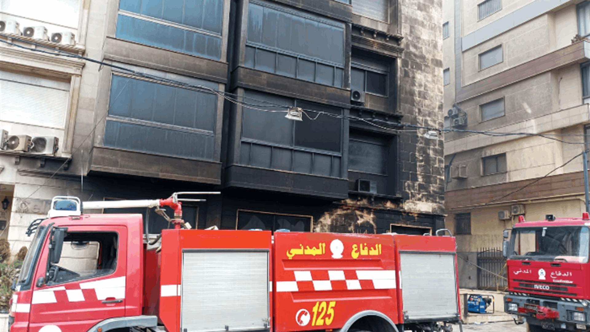 الدفاع المدني يعلن السيطرة على حريق مستودع الأقمشة على طريق المطار وتكليف خبير لإجراء التحقيقات اللازمة