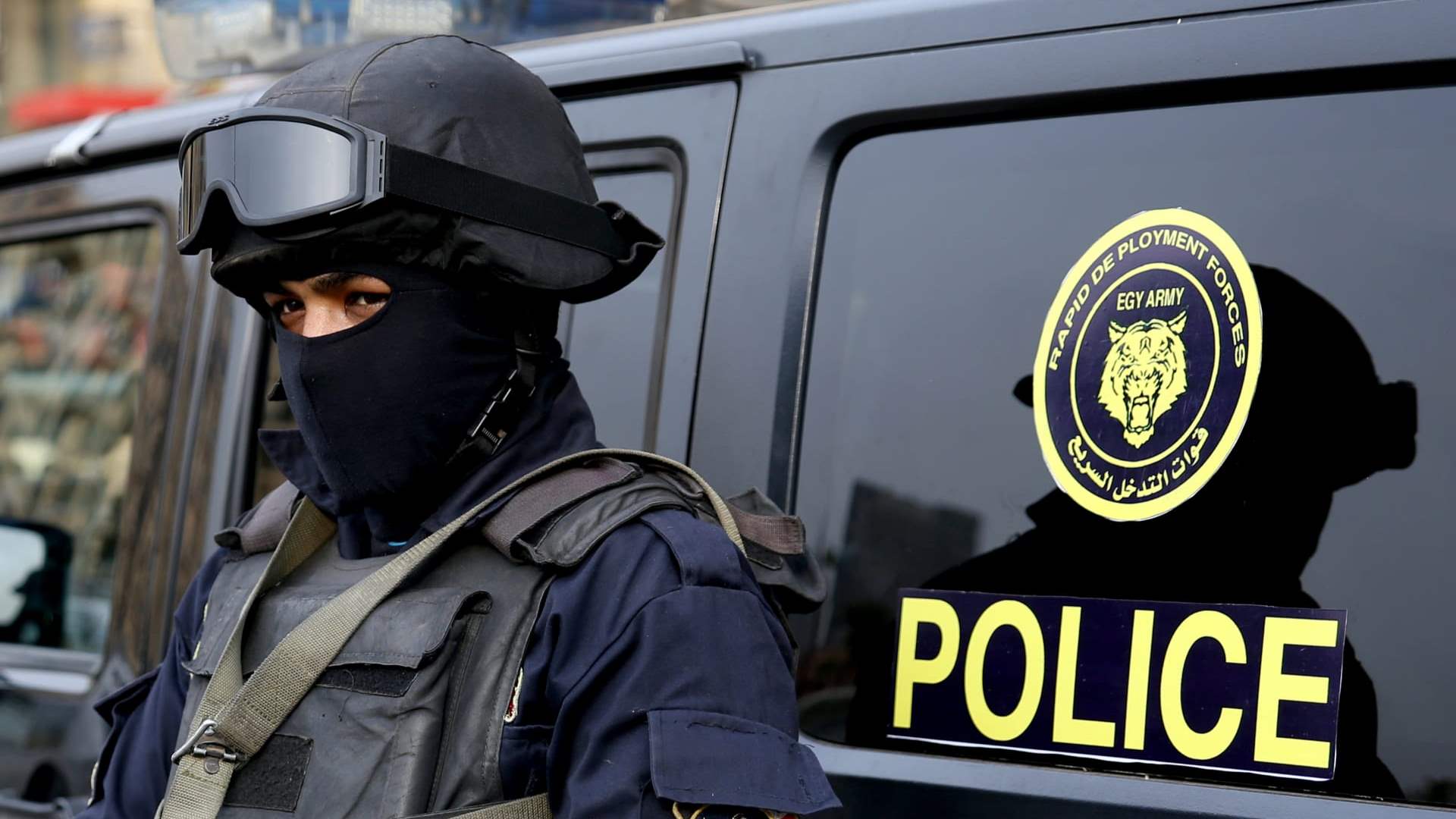 جرّدوه من ملابسه وصوروه... الاعتداء على شاب مصري باعنف الطرق والشرطة تلقي القبض على المتهمين!