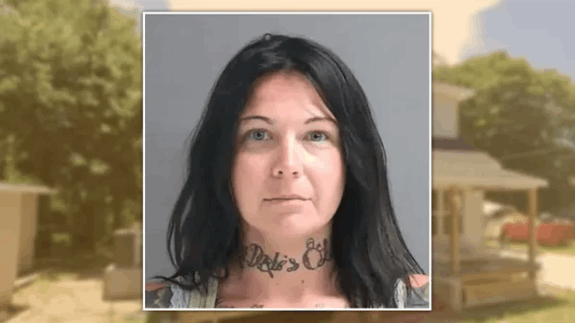 بعد أن طعنت زميلها في الغرفة بوحشية... مجرمة تطلب من الشرطة مشروباً غازياً لإزالة آثار الجريمة!