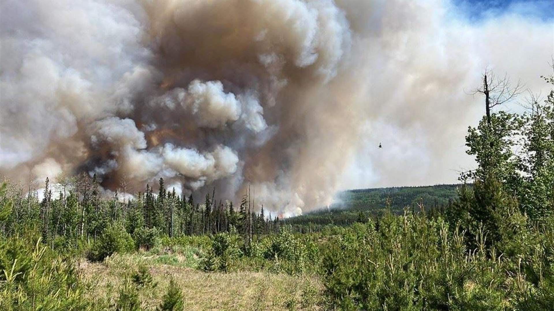 أوامر بإخلاء مدينة كندية في أقصى شمال البلاد مع تقدم حرائق الغابات